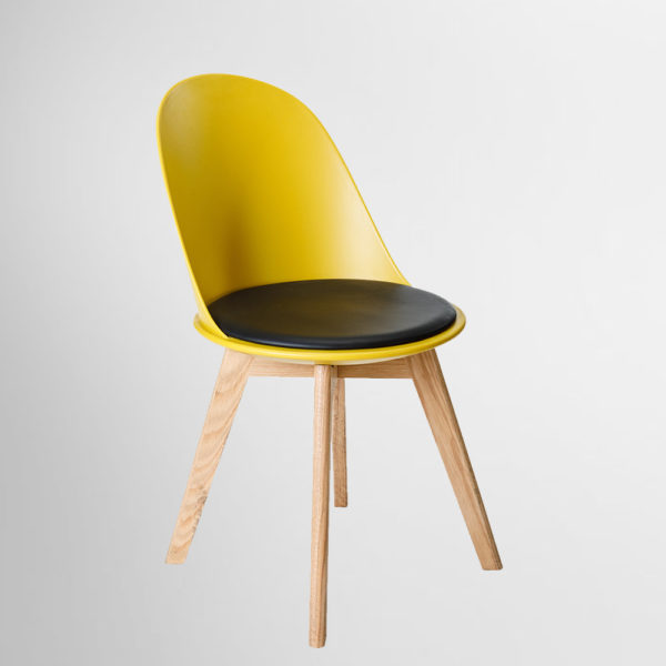 כסאות צהובים רגלים מעץ